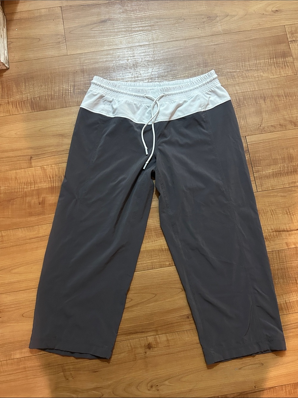 lululemon athletica Gray athletic pants Capris with White Waistband size 4